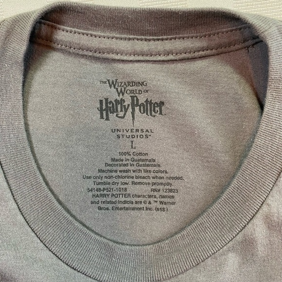 Harry Potter Hogwarts Crest T-shirt Sz L from universal Studios Gray EUC - Picture 9 of 9